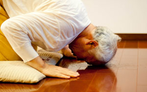 Bowing - protrating on the floor