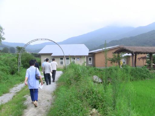 ilchi lee visits the alternative school in South Korea. 