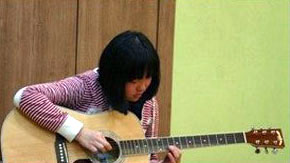 girl learning the guitar