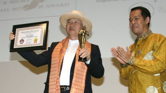 Ilchi Lee receiving film award