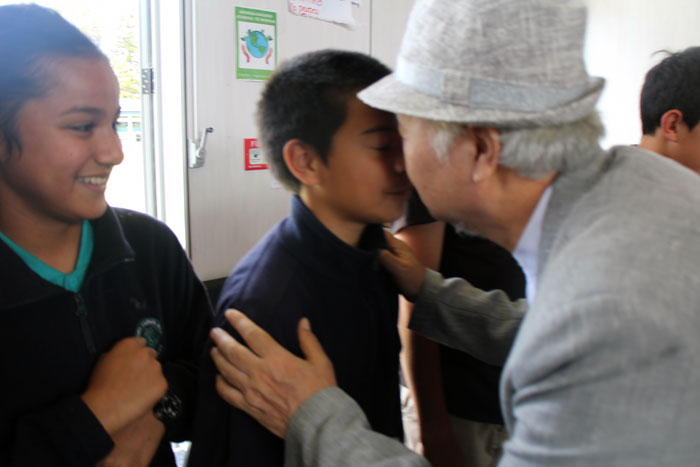 Ilchi Lee and children doing hongi greeting