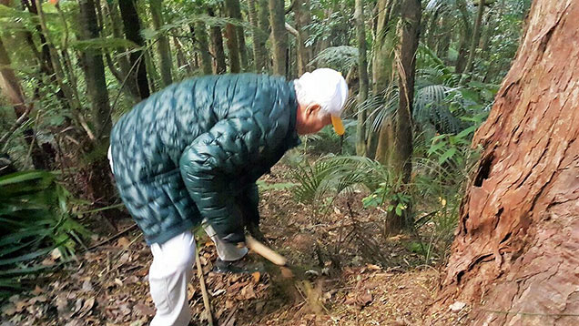 Ilchi Lee cleaning a trail in New Zealand