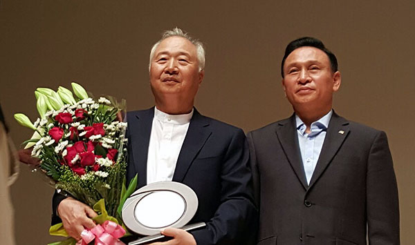 Ilchi Lee receiving an award