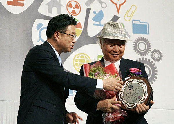 Ilchi Lee receiving an education award
