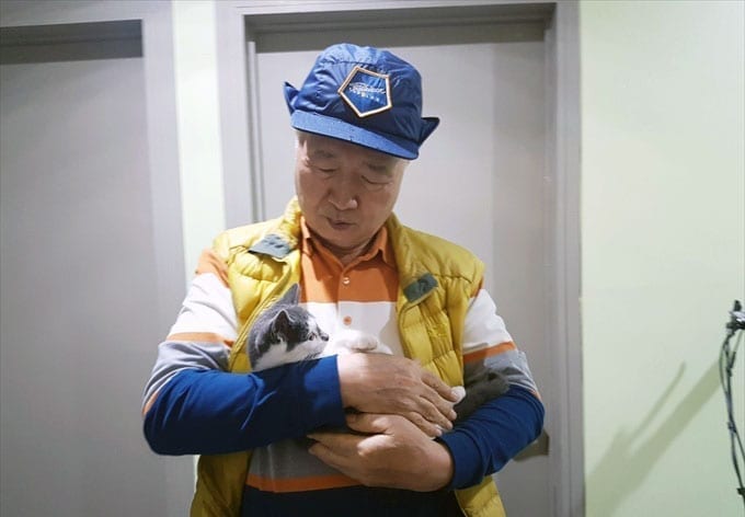 Ilchi Lee with a white and gray cat