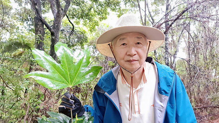 Ilchi Lee with hwangchil plant