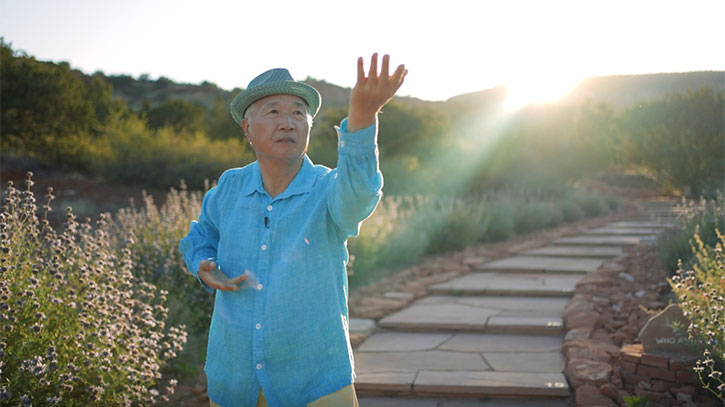 Ilchi Lee doing qigong