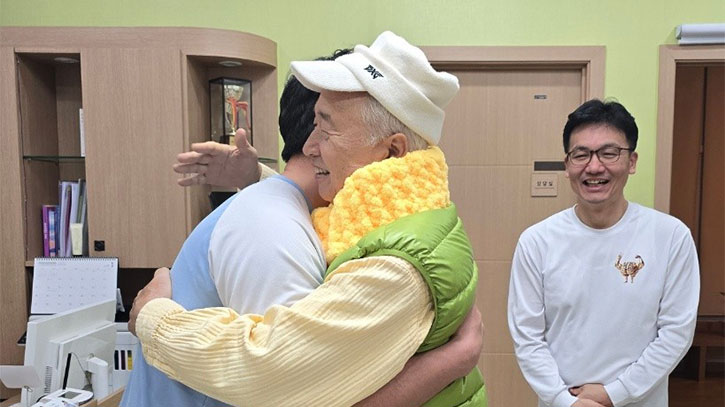 Ilchi Lee hugging a Body & Brain member