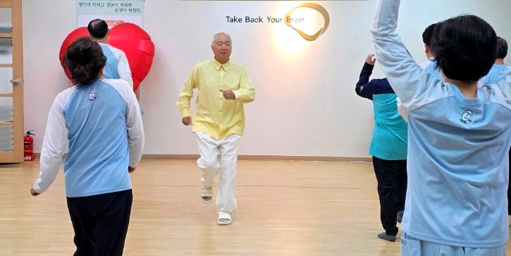 Ilchi Lee teaching energy walking in class.