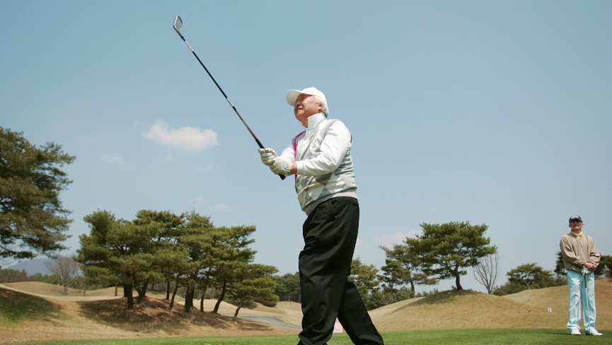 Ilchi Lee playing golf
